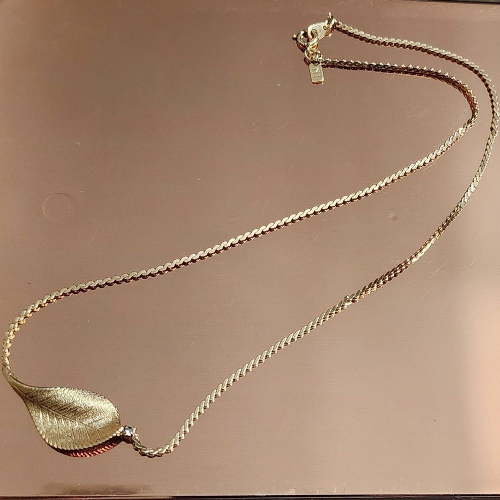 🐢 Golden Leaf necklace. Vintage glam! - Picture 7 of 7